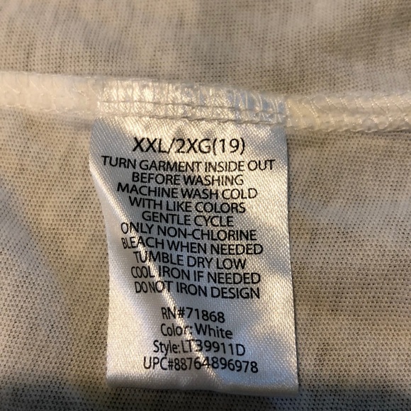 NWT Disney “No Worries” novelty tee - Picture 4 of 4